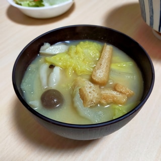 白菜としめじと油揚げのお味噌汁